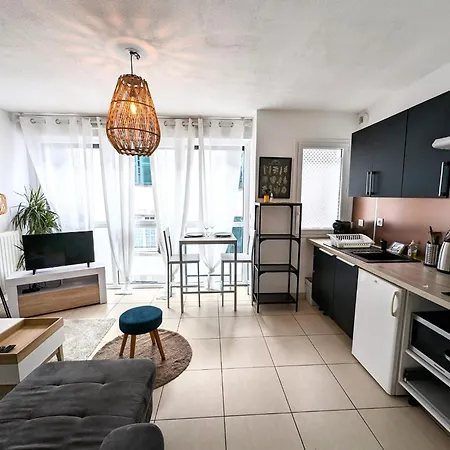 Vitrail Yourhosthelper Apartment